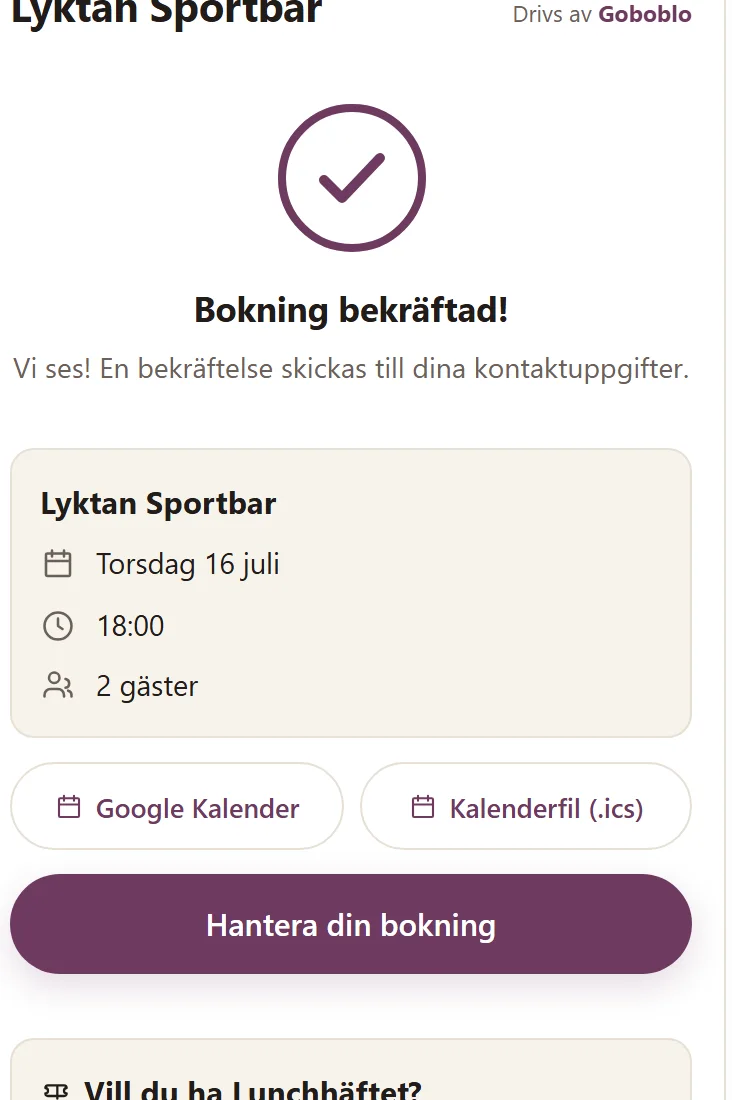 Bekräftelseskärmen i gästens mobil: Bokning bekräftad hos Lyktan Sportbar med kalenderknappar och länken Hantera din bokning — demo-lokalens riktiga vy