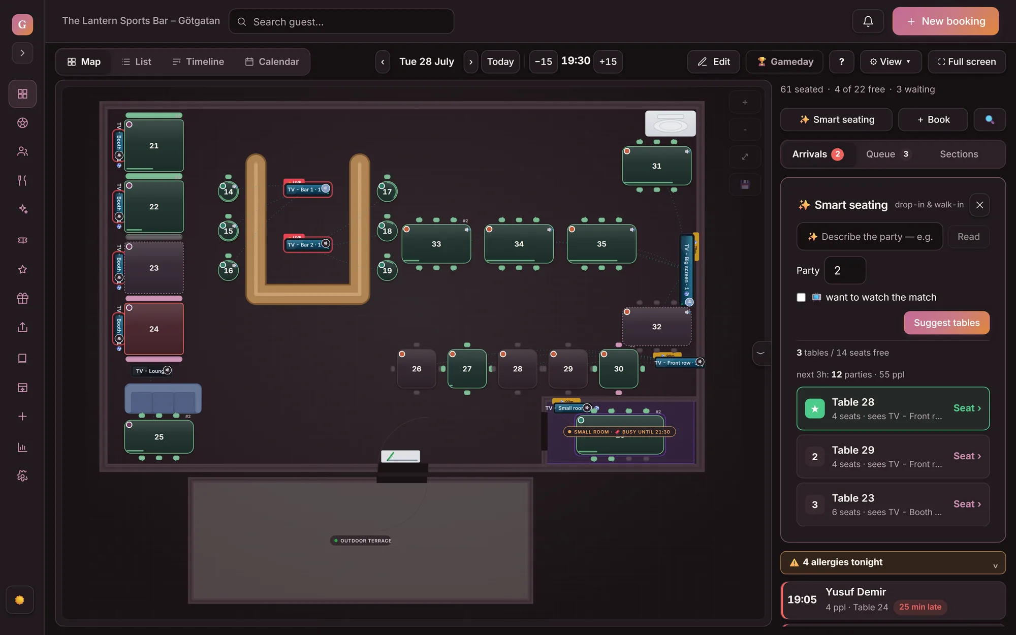 Goboblo's floor plan during evening service: the dining room from above with seated parties, open tables and live table status, with the Smart seating panel for walk-ins beside it