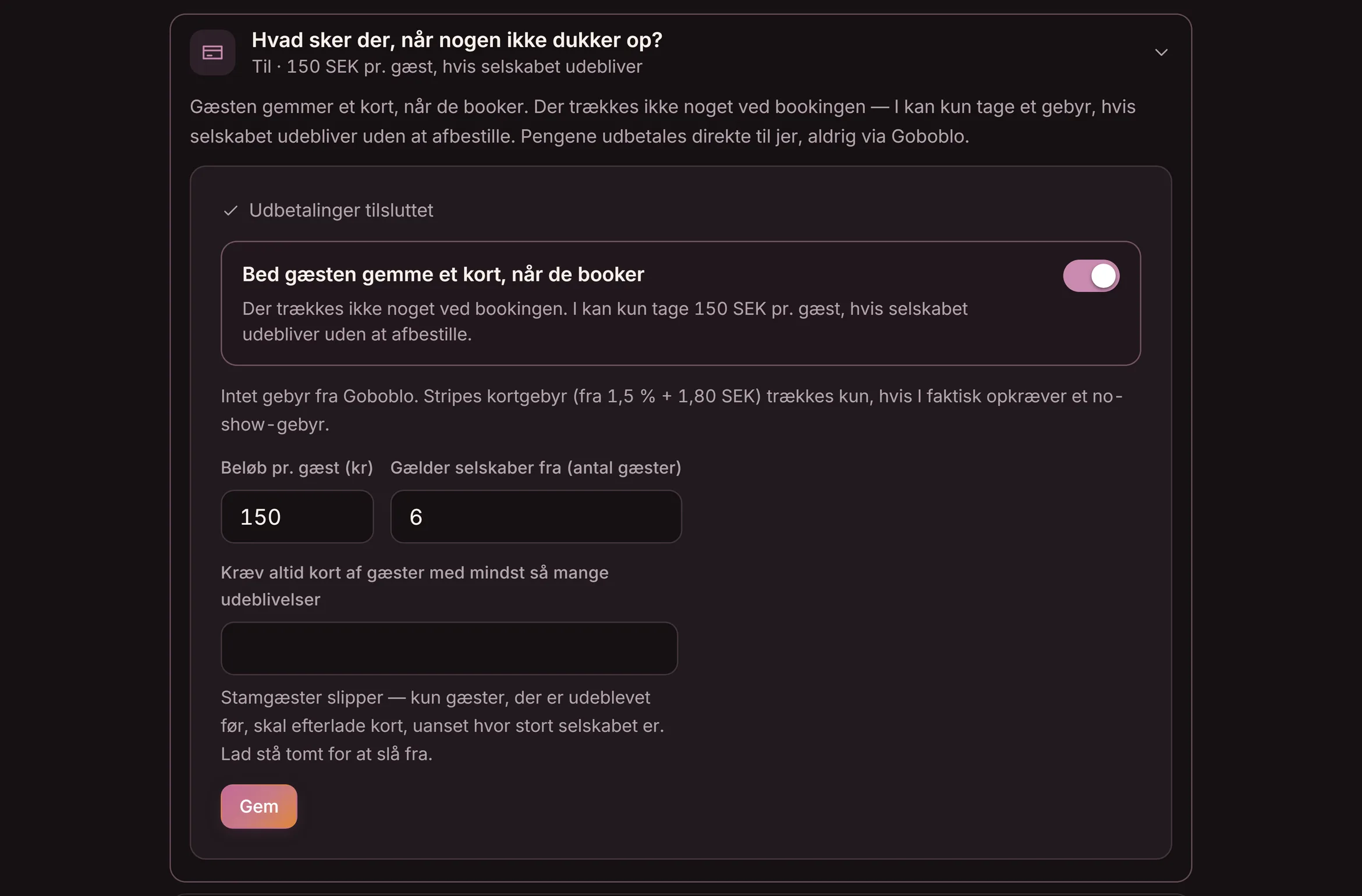 Spørgsmålet ”Hvad sker der, når nogen ikke dukker op?” i Goboblos indstillinger: bed gæsten gemme et kort ved booking, intet trækkes ved bookingen, gebyr pr. gæst kun hvis selskabet udebliver uden at afbestille, gælder selskaber fra en størrelse I vælger, og kræv altid kort af gæster med tidligere no-shows — demo-stedets rigtige visning i mørk tilstand