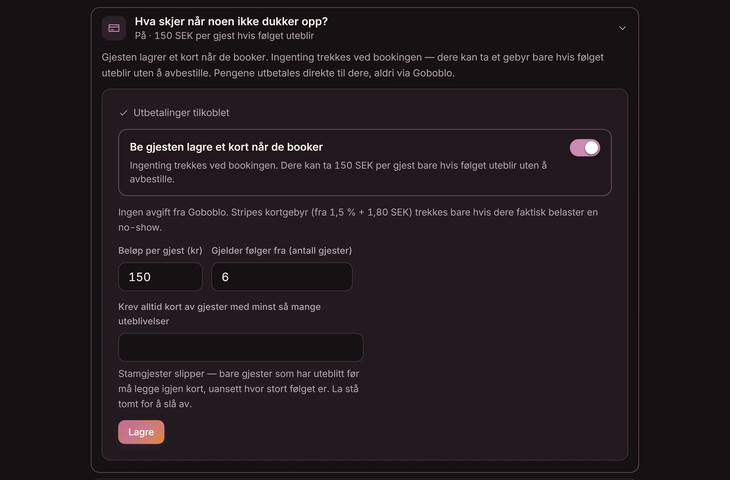 Spørsmålet «Hva skjer når noen ikke dukker opp?» i Goboblos innstillinger: be gjesten lagre et kort ved bestilling, ingenting trekkes ved bestillingen, gebyr per gjest bare om selskapet uteblir uten å avbestille, gjelder selskaper fra en størrelse dere velger, og krev alltid kort av gjester med tidligere no-shows — demo-stedets ekte visning i mørk modus