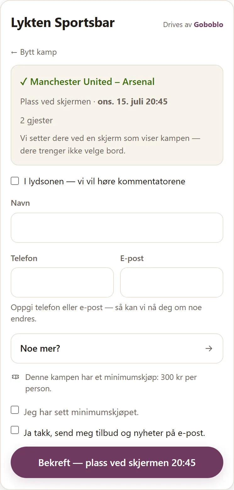 Bookingwidgeten i mobilen: valgt kamp Manchester United–Arsenal låst til avspark, «Plass ved skjermen» og beskjeden om at gjesten ikke trenger å velge bord