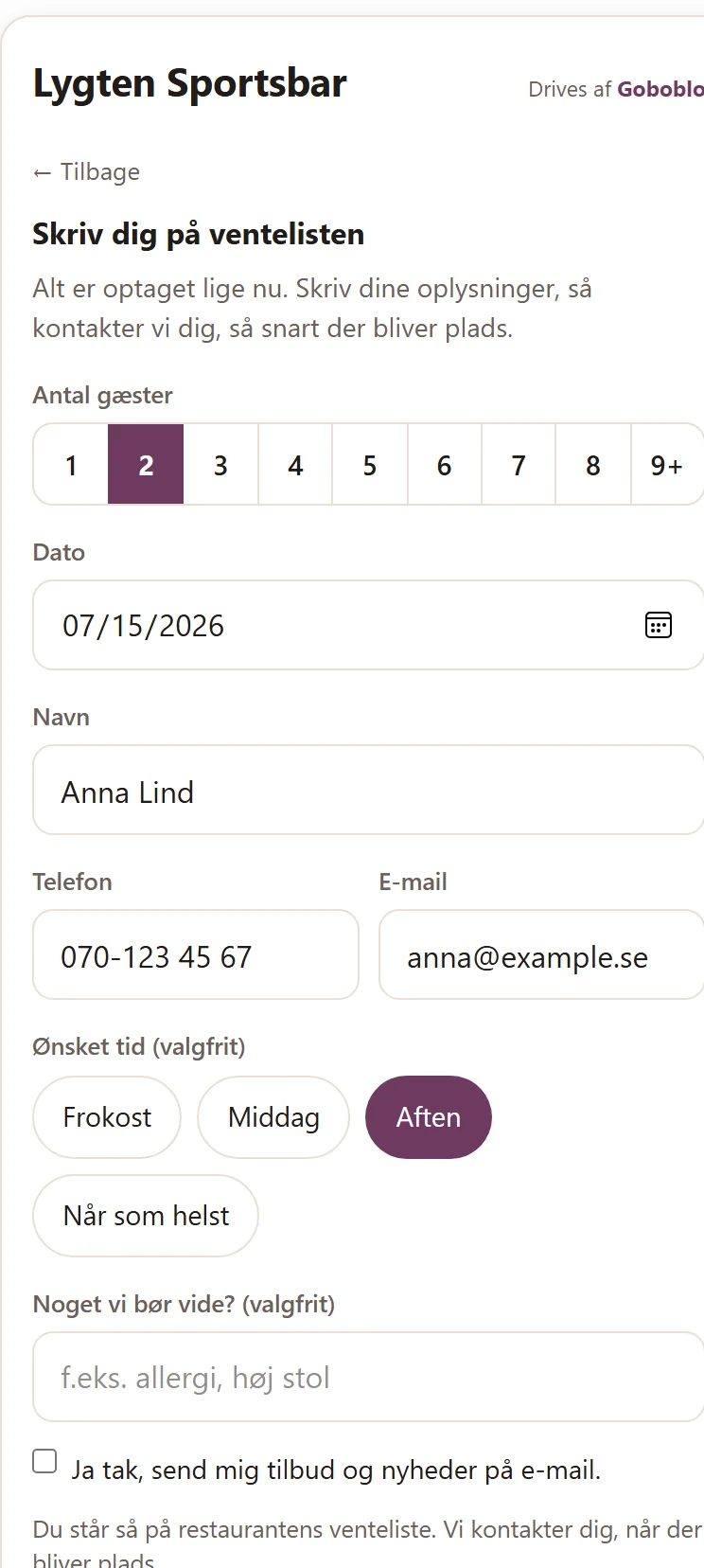 Venteliste-formularen i Goboblos booking på telefonen: Anna Lind udfylder antal gæster, navn, telefon, e-mail og ønsket tidsrum Aften — og skriver sig på hos den fuldt bookede restaurant