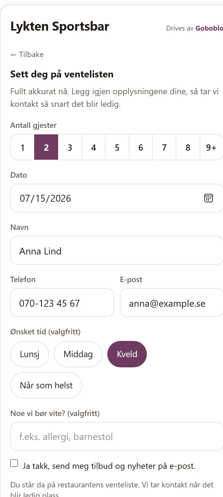 Kø-skjemaet i Goboblos booking på telefonen: Anna Lind fyller inn antall gjester, navn, telefon, e-post og ønsket tidspunkt Kveld — og stiller seg i køen hos den fullbookede restauranten