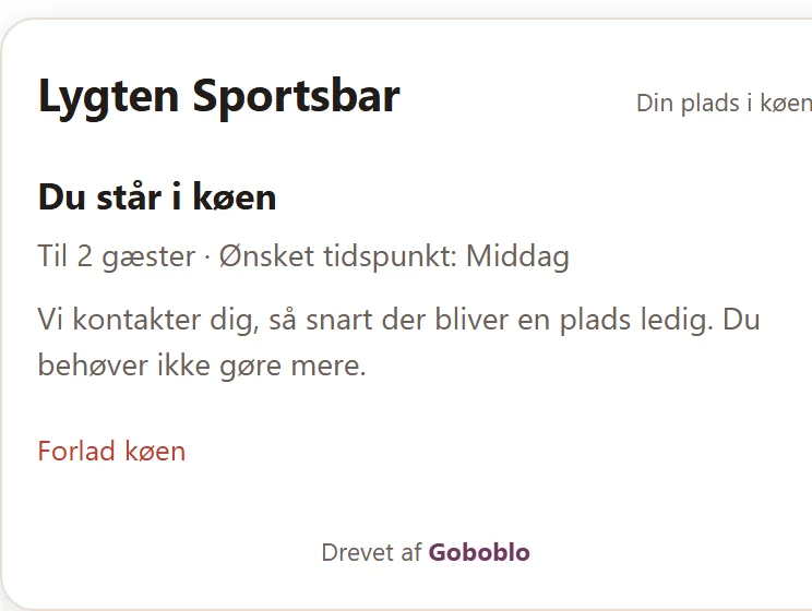 Gæstens kø-status-side på telefonen: Du står i køen, til 2 gæster med ønsket tidspunkt middag, og linket Forlad køen hvis planerne ændrer sig