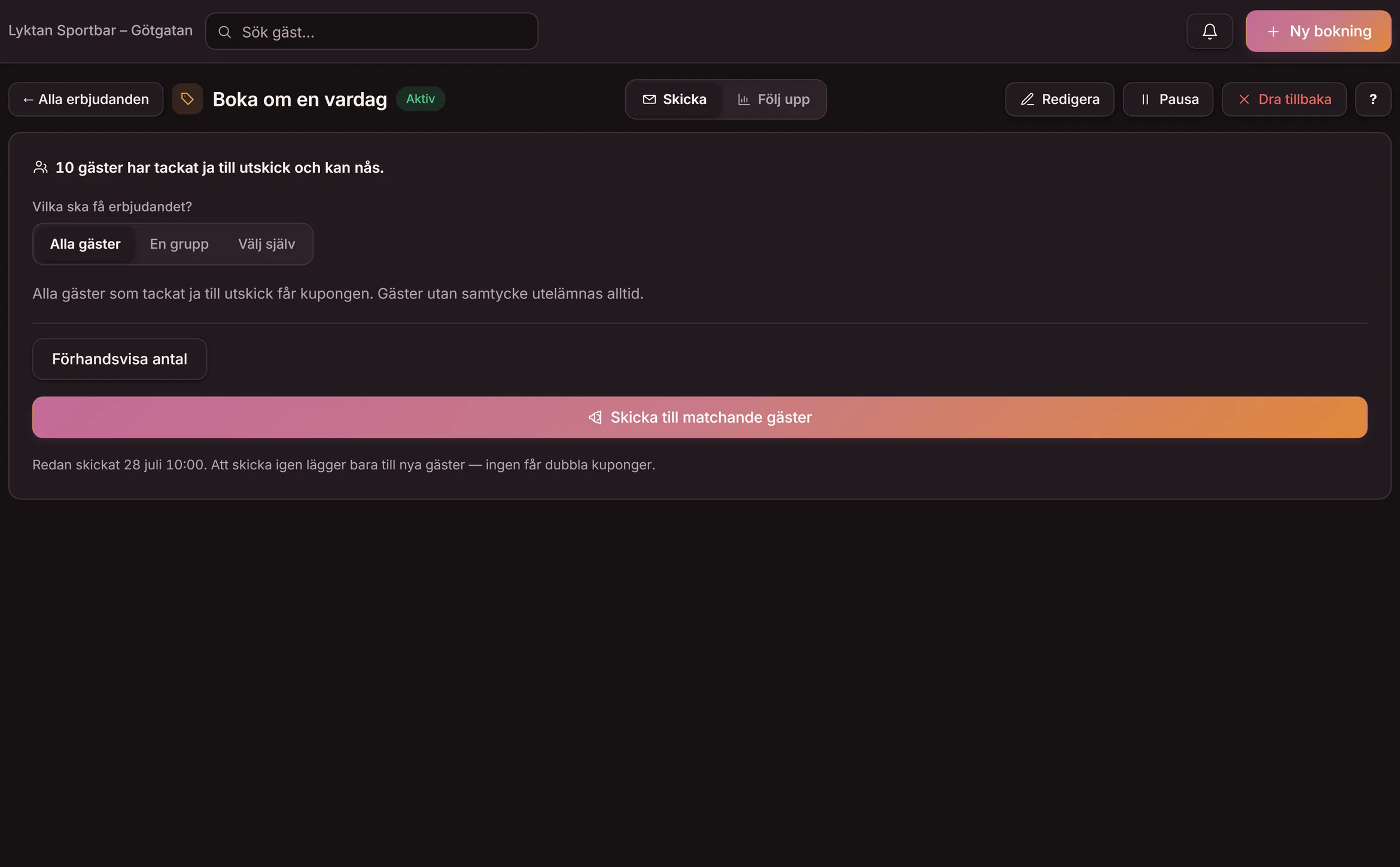 Skicka-vyn i Goboblos dashboard: 10 gäster har tackat ja till utskick och kan nås, valen Alla gäster, En grupp och Välj själv, samt knapparna Förhandsvisa antal och Skicka till matchande gäster — gäster utan samtycke utelämnas alltid — demo-lokalens riktiga vy i mörkt läge