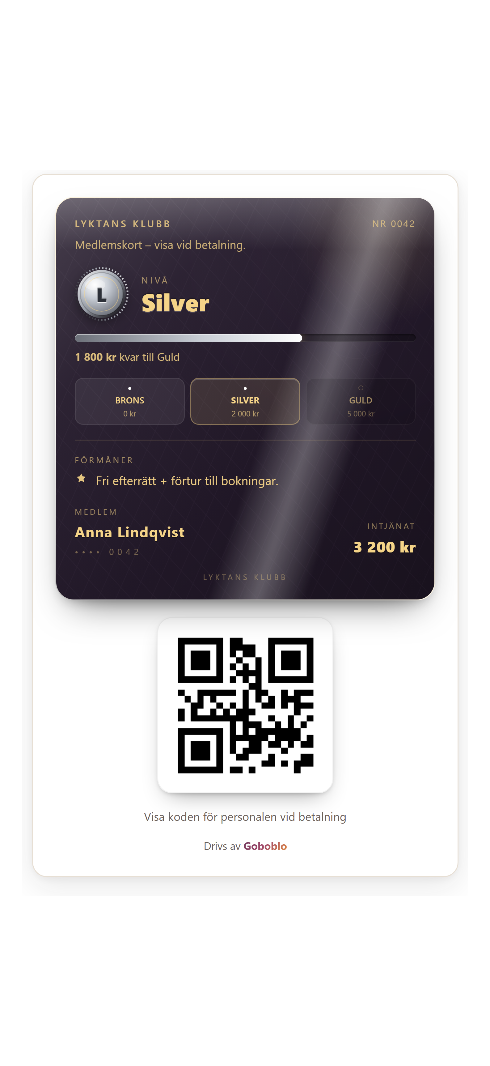 Ett riktigt medlemskort i gästens mobil — nivå Silver, medlemsnummer, förmåner och en skannbar QR-kod personalen läser i kassan