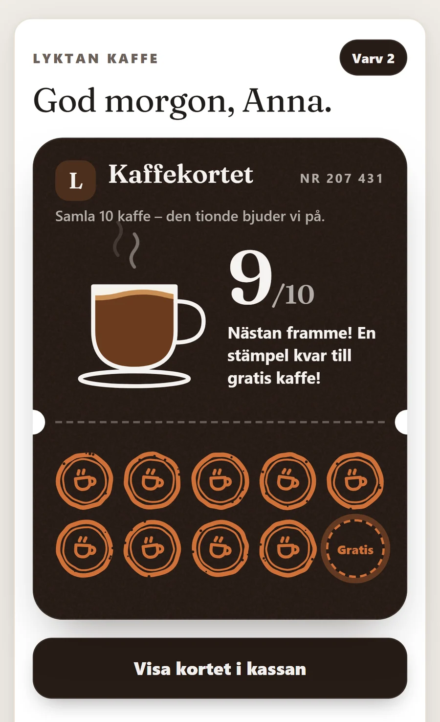 Stämpelkortet i gästens mobil hos Lyktan Kaffe är nästan fullt: koppen är fylld till 9 av 10 stämplar, en kvar till gratis kaffe