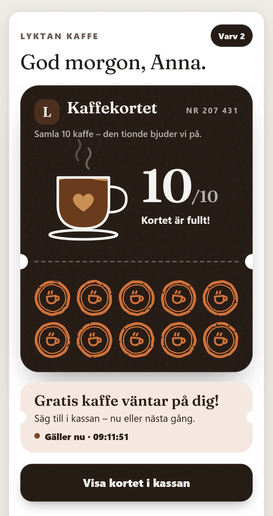 Fullt stämpelkort i gästens mobil: tio av tio stämplar och biljetten för gratis kaffe som gästen visar i kassan.